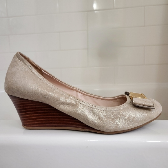 Cole Haan Tali Grand.OS Bow Wedge, Color: Cream/Gold, Size: 8 - Picture 7 of 11